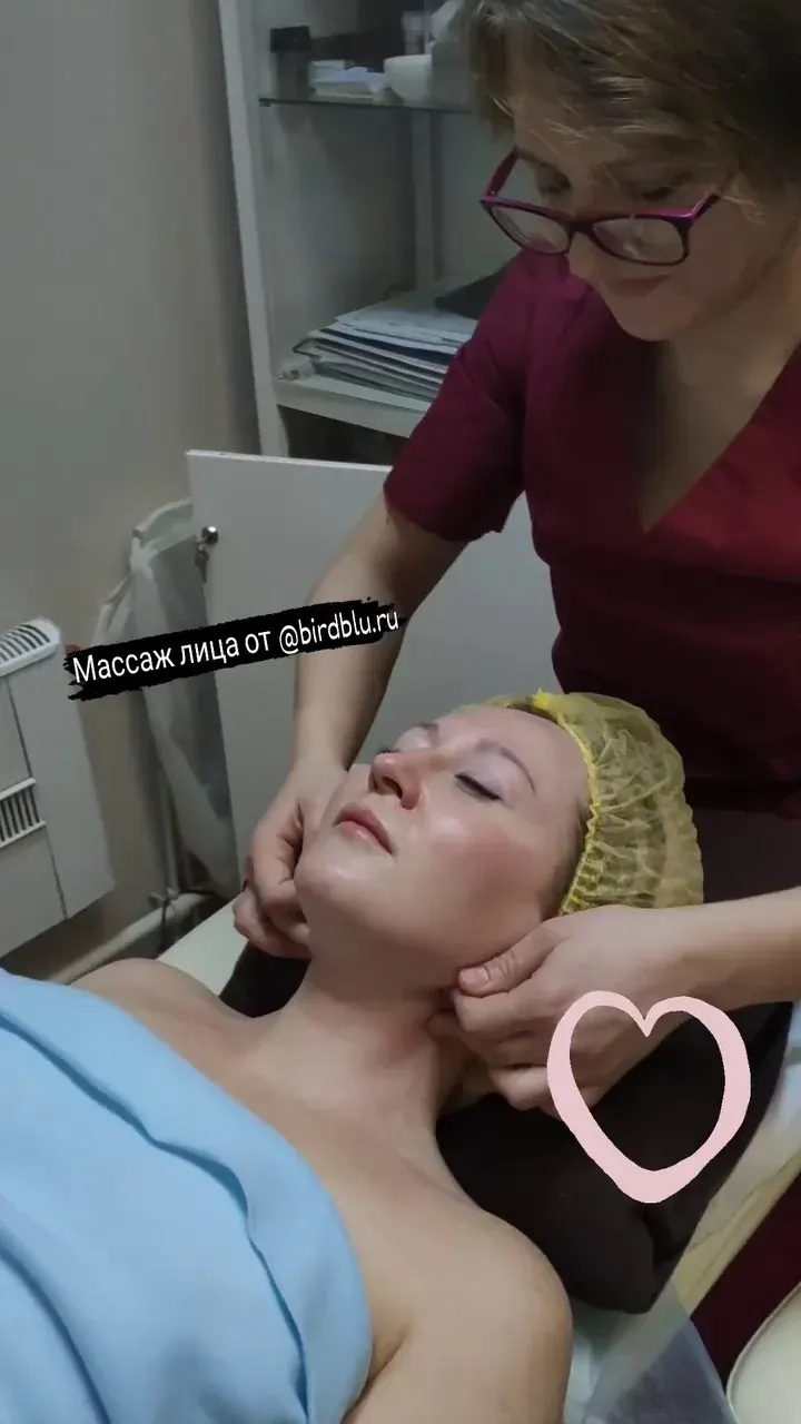 Женщина получает массаж лица в клинике у специалиста в очках, центр массажа «Синяя Птица» у метро Медведково Женщина получает массаж лица в клинике у специалиста в очках, центр массажа «Синяя Птица» у метро Медведково