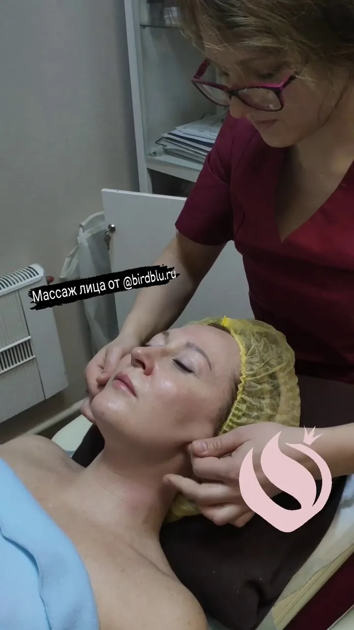 Массажист делает женщине уходовую процедуру для лица в кабинете